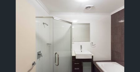 Two bedroom apartment with leafy outlook - Photo 4