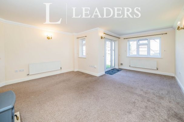 4 bedroom house to rent Walhatch Close, RH18 - Photo 1