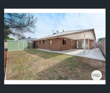 FAMILY HOME IN QUIET COURT! - Photo 4