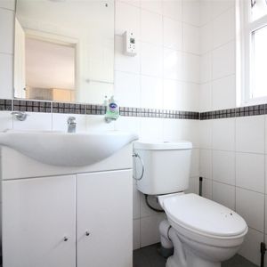 Kingsbridge Crescent, Southall - Photo 3