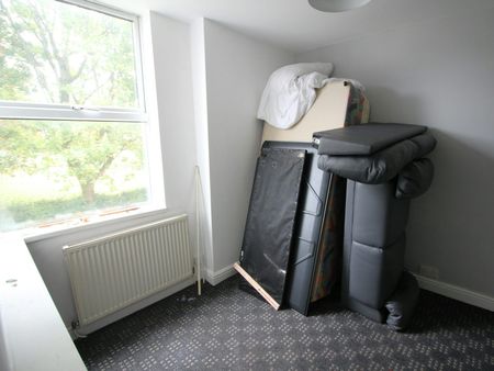 Terraced House to rent on - Photo 3
