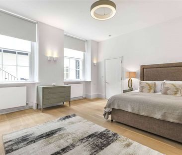 Superb 4 bedroom duplex apartment with a private courtyard in close... - Photo 1