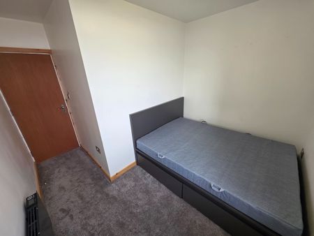 Room in a Shared Flat, Eccles New Road, M5 - Photo 2