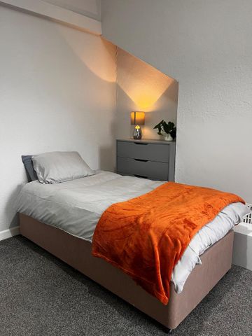 1 bedroom in a house share to rent - Photo 2