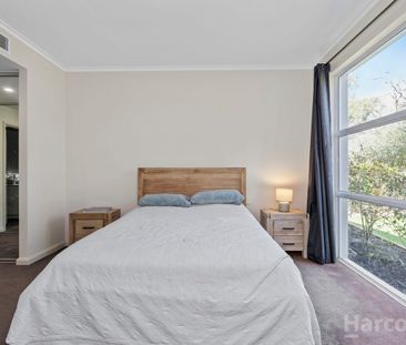 Well Presented Home overlooking park - Photo 5