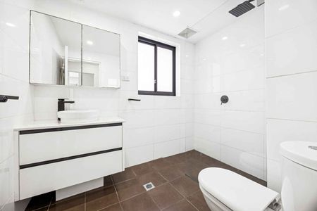 Modern 3 Bedroom Apartment in Ideal Bondi Beach Position with LUG - Photo 5
