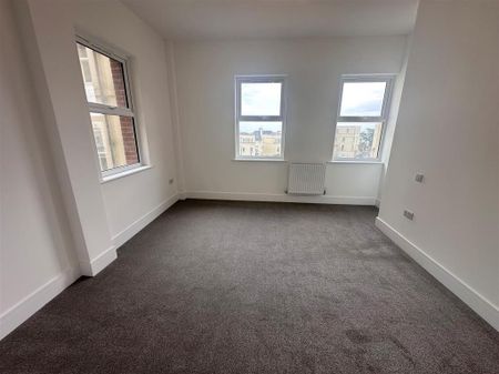 3 bedroom flat to rent - Photo 3