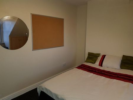 4 bedroom flat to rent - Photo 5