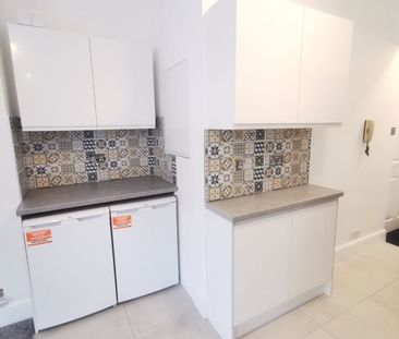 2 Bed Flat, Wokingham Road, RG6 - Photo 1