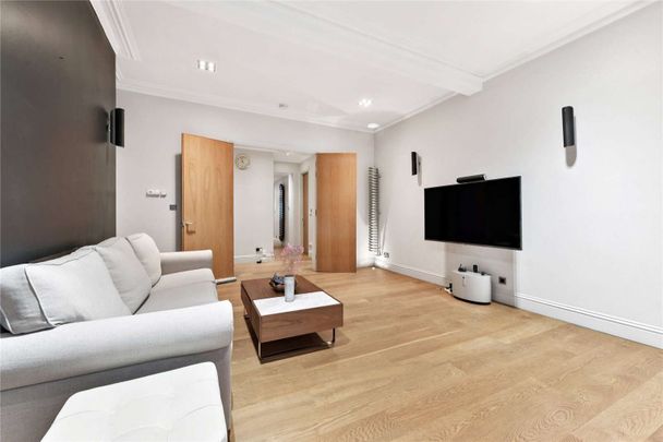 A large raised ground floor flat with wood floors - Photo 1