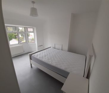 This fully furnished double bedroom is available in a three-person ... - Photo 2