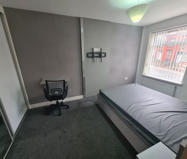 3 Bed - 49 Woodsley Road, Hyde Park, Leeds - LS6 1SB - Student - Photo 3