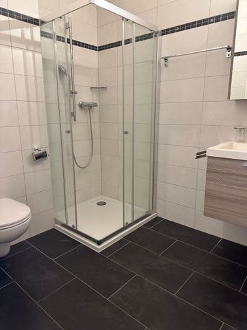 Discret appartement de 2.5 pièces en plein centre ville - Photo 4