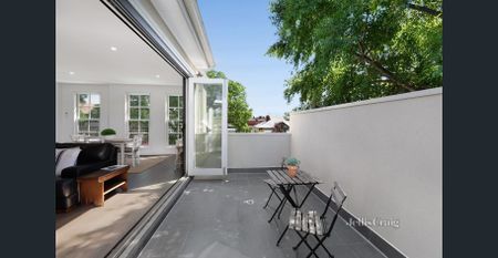 Stylish Executive Living in Prime Location - Photo 5