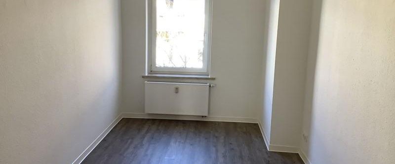 Dreiraumwohnung mit Balkon und Einbauküche - Foto 1