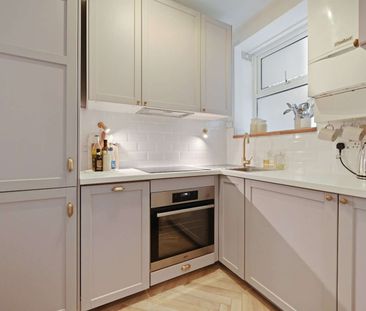 Smart newly refurbished 2 bedroom flat in this desirable 1930's block. - Photo 6