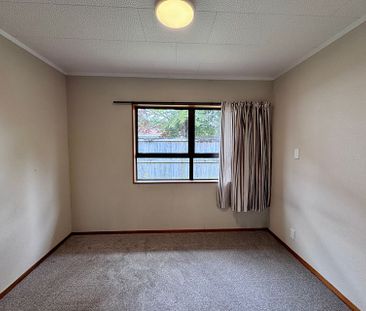 Sunny & Tidy 3 bedroom home in desirable area - Photo 2