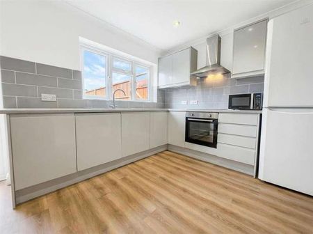 Chatsworth Drive, Enfield, EN1 - Photo 3