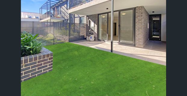 A NEW WAVE IN LIVING! - Photo 1