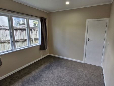 Glen Eden. Worth a Look - Photo 5