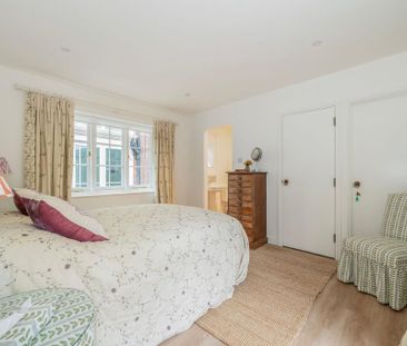 2 bedroom character property to rent - Photo 5