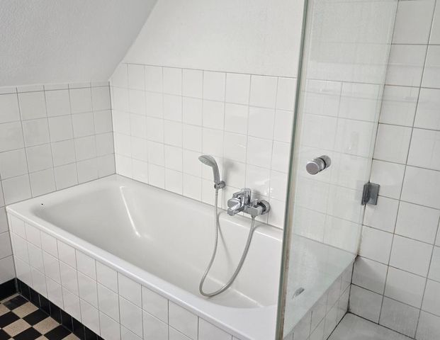 Helle Dachgeschoßwohnung in Uni - Nähe in Duisburg, WG geeignet! - Photo 1