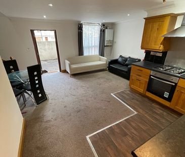 2 Bed Flat, Albert Square, E15 - Photo 2