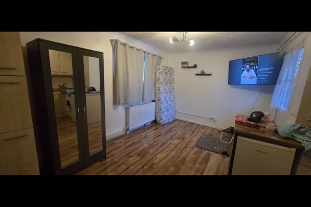 Studio Flat, Ruthin Close, LU1 - Photo 1