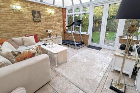 3 bedroom detached house to rent - Photo 2