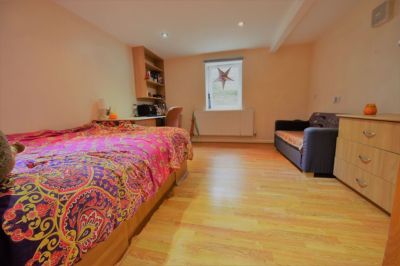 3 bedroom Flat in Flat 1, Leeds - Photo 4