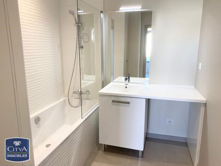 Location Appartement 3 pièces 67m² FONTENAY LE COMTE 85200 - Photo 4