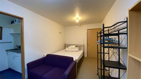 Centrally located boarding house room - Photo 2