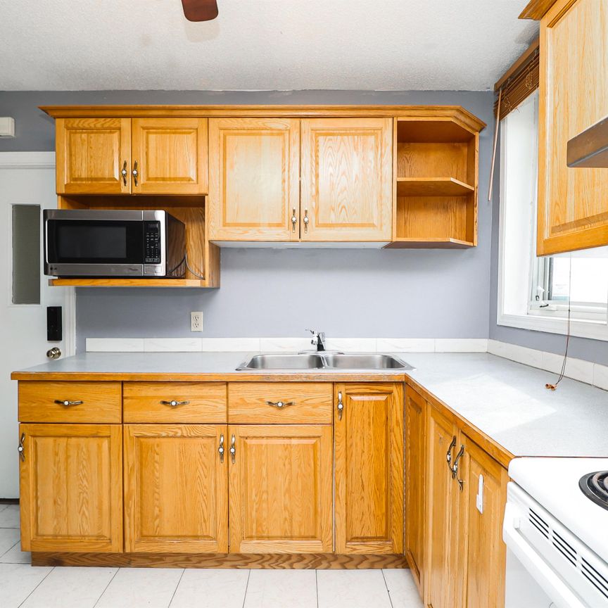 1126 Cyrville Road-A Ottawa ON K1J 7S9 - Photo 1