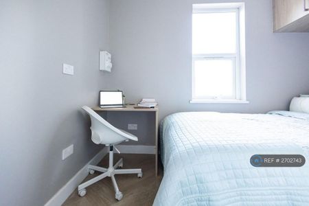 1 bedroom in a flat share to rent - Photo 3