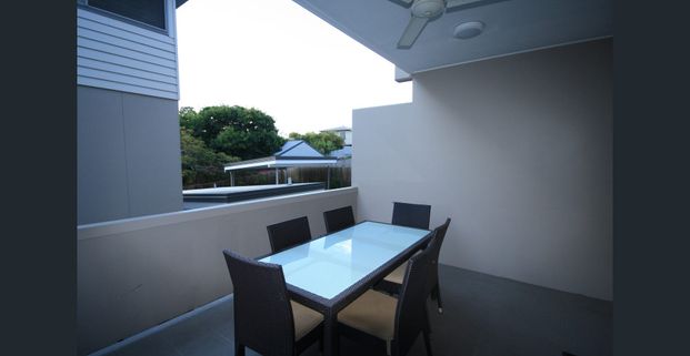 MODERN LOW MAINTENANCE 2 BEDROOM TOWNHOUSE IN CENTRAL GLADSTONE - Photo 1