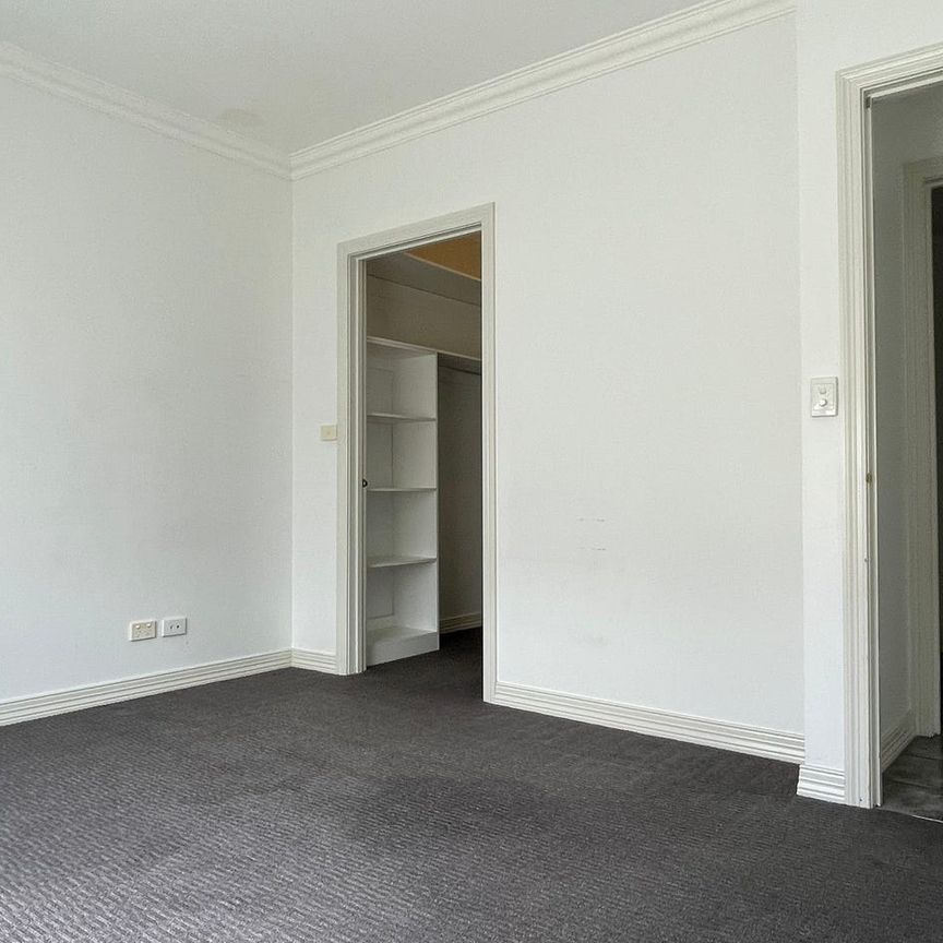 Perfectly located and lots of living space - Photo 1