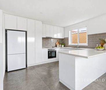 Comfort, Convenience & Contemporary Style - Photo 5
