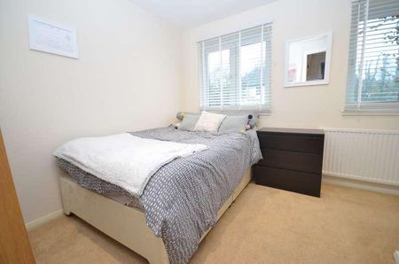 Coxbridge Meadow, Farnham, Surrey, GU9 - Photo 3