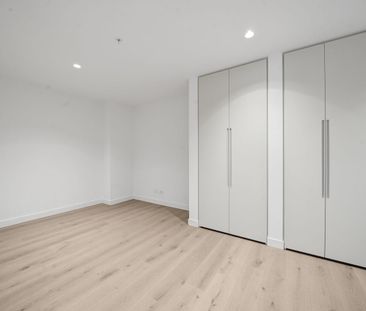 Luxury Living in West Side Place – 509/648 Lonsdale Street - Photo 3