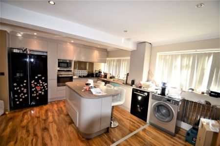 4 bedroom Detached house to rent - Photo 2