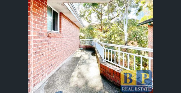 5 mins walk from station and Westfield - Photo 1