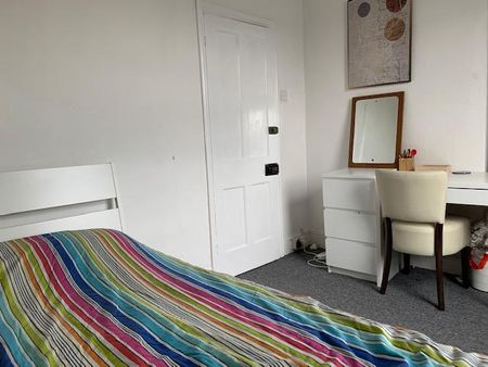 4 bedroom terraced house to rent - Photo 2