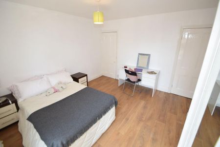 4 bedroom terraced house to rent - Photo 3