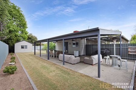 Stylish Family Home in Horsham - Photo 2