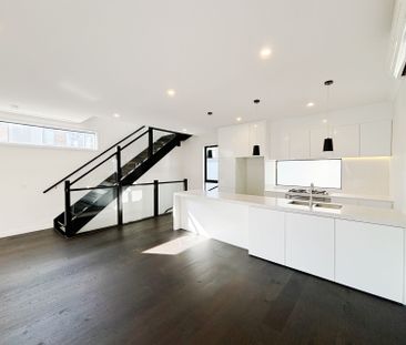 Stunning Three Level Townhouse For Rent in Port Melbourne - 3BED 2B... - Photo 1