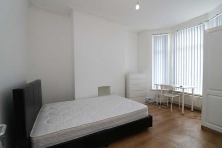 4 bedroom terraced house to rent - Photo 5