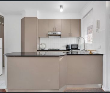 Stylish Light-Filled Apartment in Leafy South Yarra - Photo 5