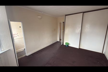 3 Bed Detached House, Roslyn Close, CR4 - Photo 2