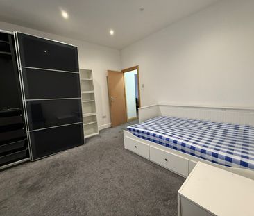 One bedroom Flat close to ilford station ideal for working couples-... - Photo 3