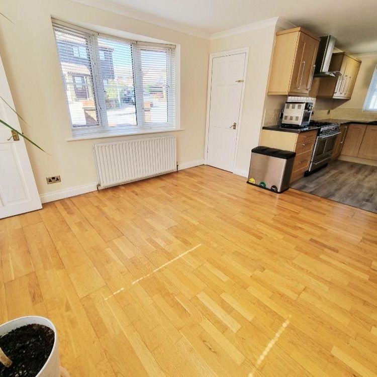3 bedroom end of terrace house to rent - Photo 1